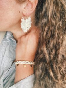 Armband "Ibiza" in naturweiß mit Plättchen in antik messing