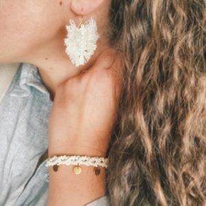 Armband "Ibiza" in naturweiß mit Plättchen in antik messing