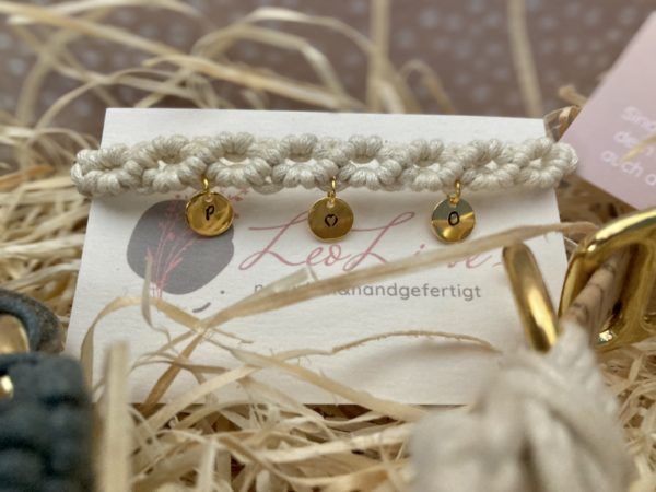Makramee Armband Ibiza in naturweiß mit gravierten Plättchenanhängern in gold